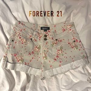 Vintage Forever 21 Premium Denium White and pink floral shorts 🌸🌹